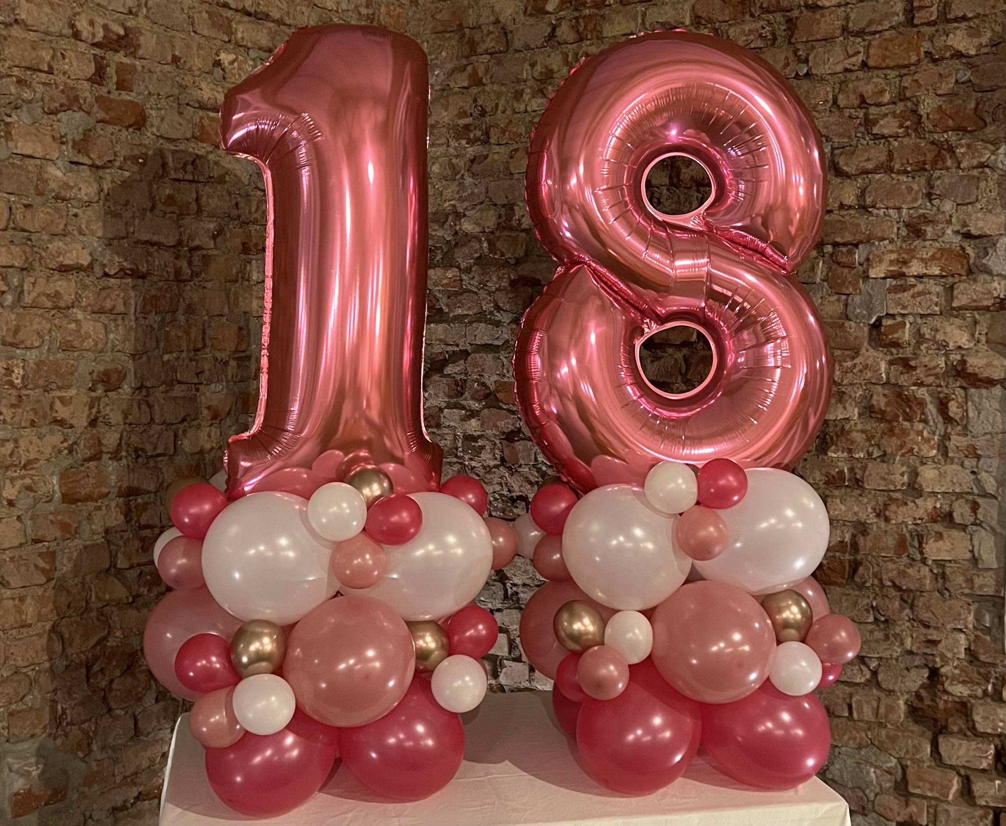 Composizioni e allestimenti di palloncini per compleanni, diciottesimo, laurea, cerimonie,battesimi - Balloon Artist Varese Como Milano Novara